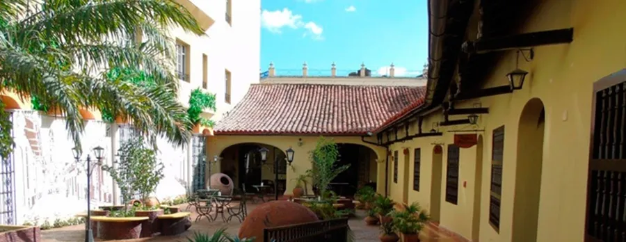 E EL COLONIAL