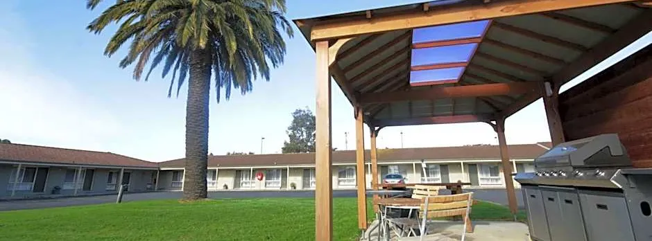 Golden Palms Motel