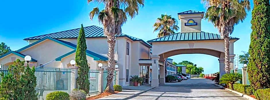 Days Inn & Suites by Wyndham Houston North/Spring