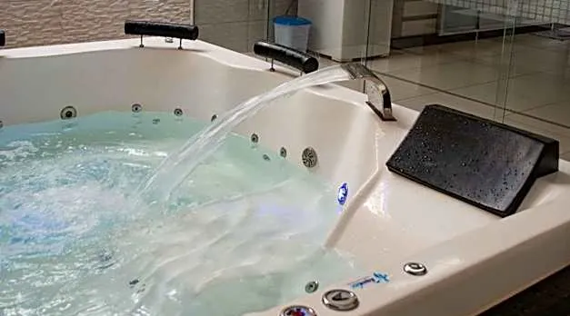 Casa com 2 quartos e banheira de Hidromassagem