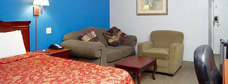 Holiday Lodge & Suites