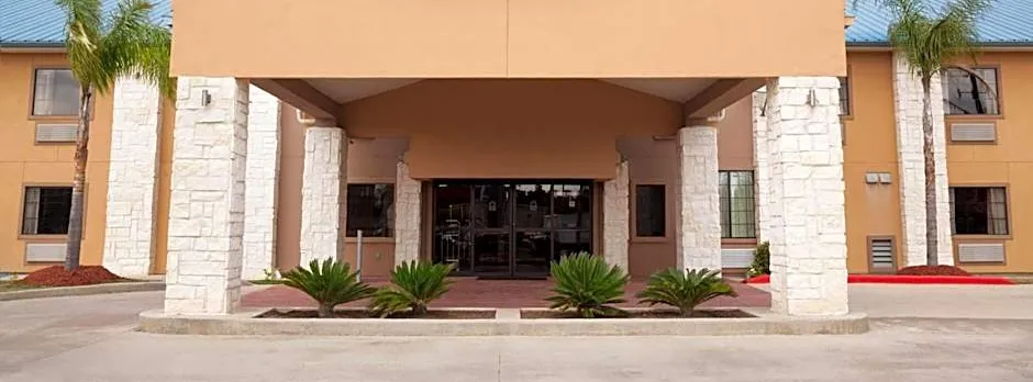 Days Inn & Suites by Wyndham Conroe North