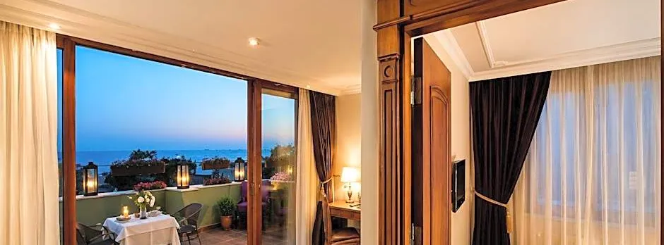 GLK PREMIER The Home Suites & Spa