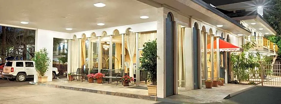 Travelodge by Wyndham Bakersfield