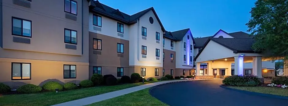 Holiday Inn Express & Suites Bradley Airport By IHG