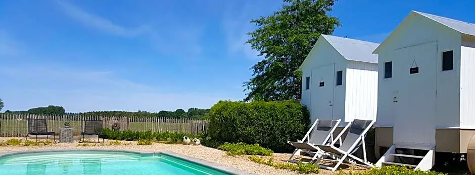 Casa-Cosi, tourist & business suites & flats with reserved parking and private terraces in shared garden with seasonal pool included, private sauna available