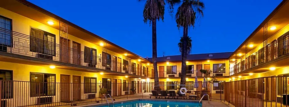 Studio City Court Yard Hotel