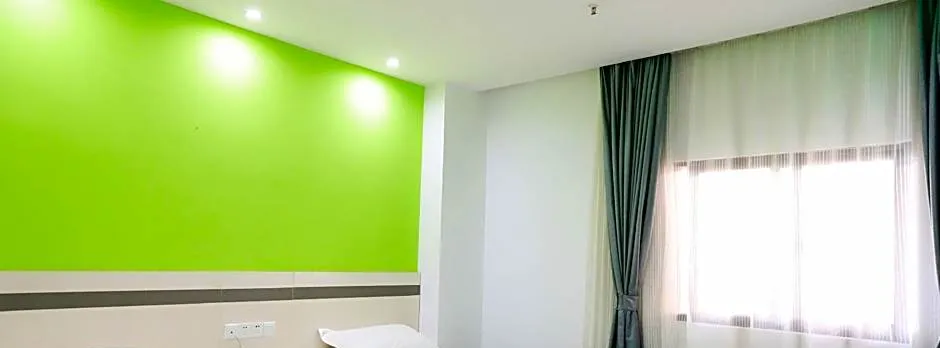 Yishi Liangpin Hotel (Shanghai Ruijin Hospital Jiading New Town Subway Station)