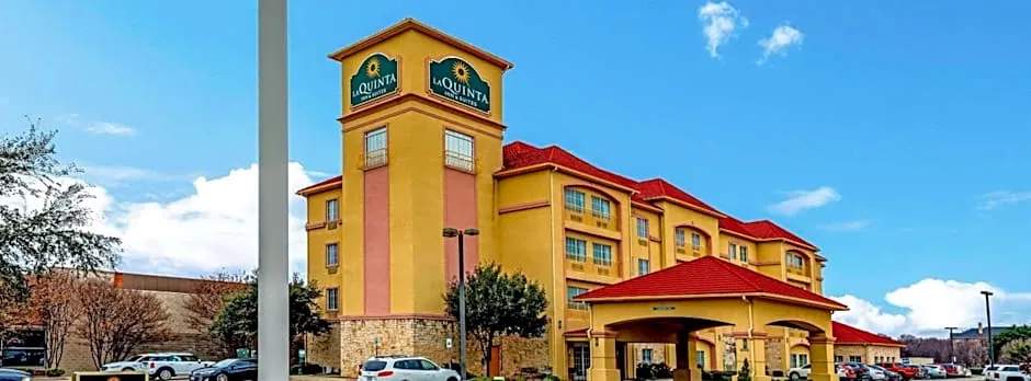 La Quinta Inn & Suites by Wyndham Dfw Airport West-Bedford