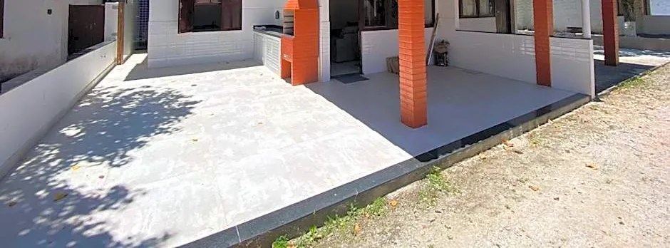 Casa Aconchegante à Beira Mar com estacionamento.
