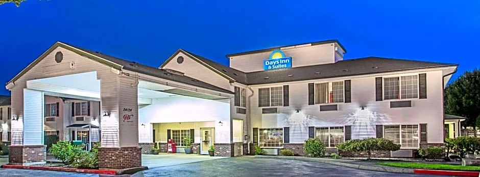 Days Inn & Suites by Wyndham Gresham
