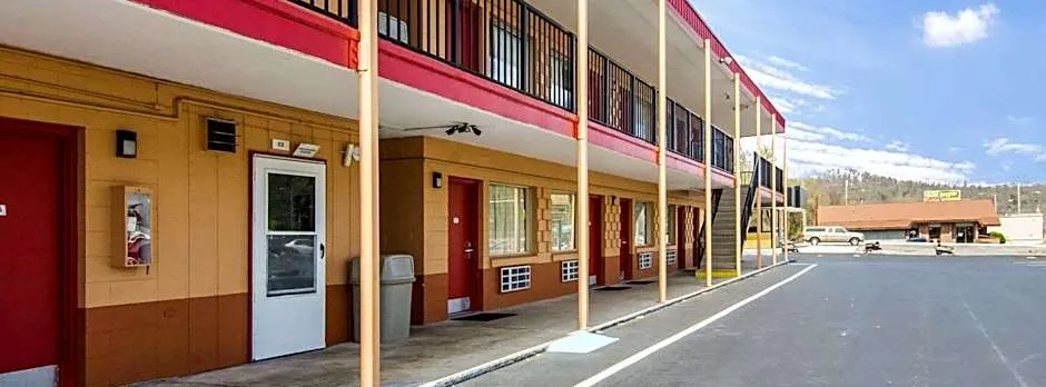 Econo Lodge Near Motor Speedway