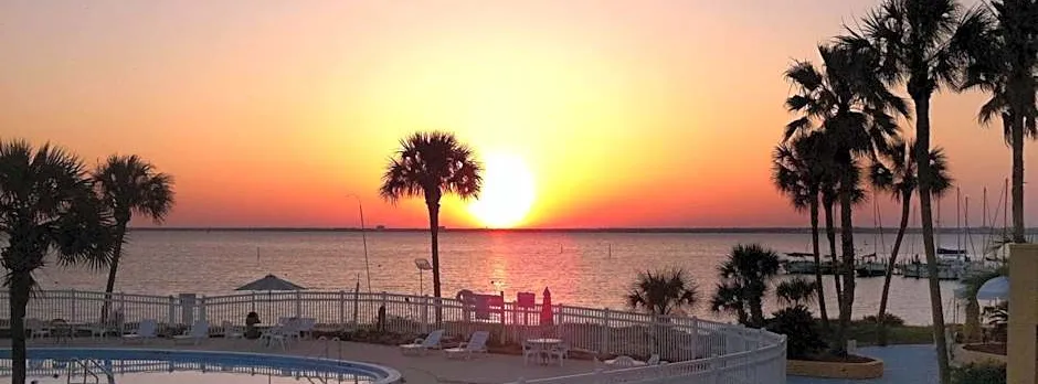 Quality Inn & Suites Gulf Breeze Bayside near Pensacola Beach