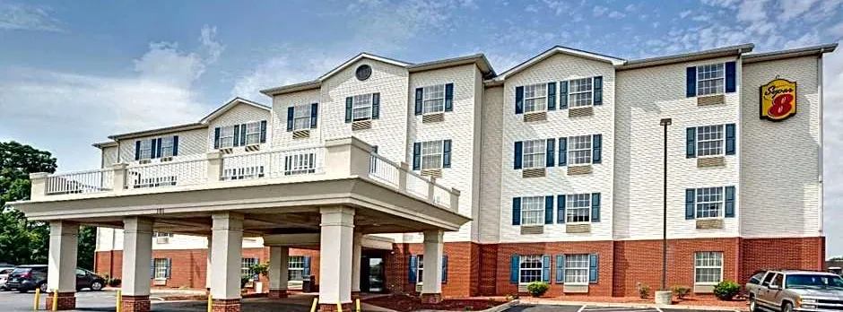 Super 8 by Wyndham Louisville/Expo Center