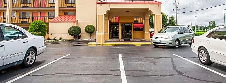 Econo Lodge Inn & Suites Memphis East