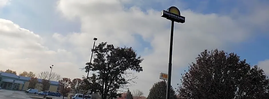 Days Inn & Suites by Wyndham Merrillville