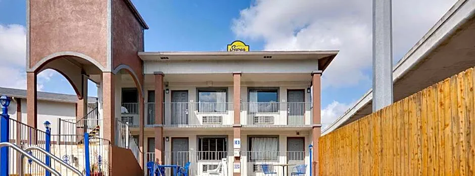 Super 8 by Wyndham San Antonio Pearl District / Downtown
