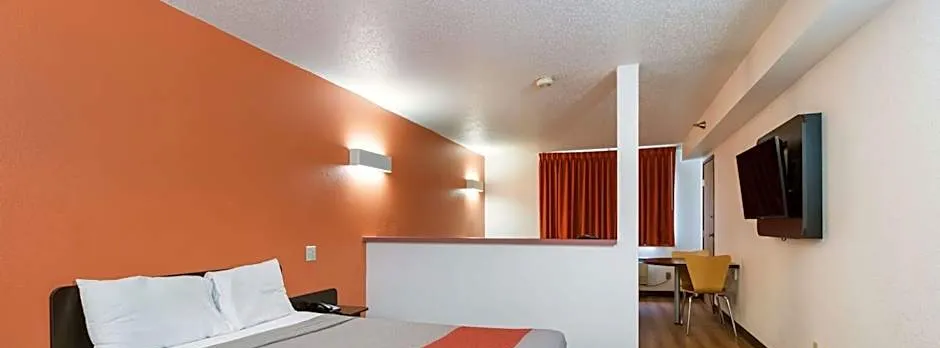 Motel 6-Davenport, IA