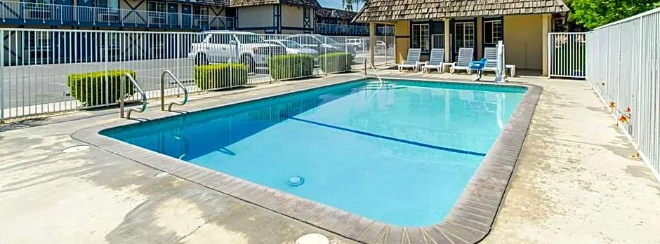 Motel 6 Kingsburg, CA