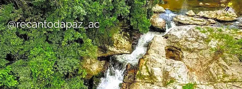 Suíte com cachoeira no quintal