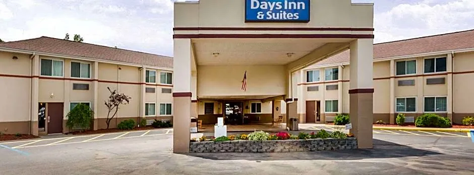 Days Inn & Suites by Wyndham Bridgeport - Clarksburg