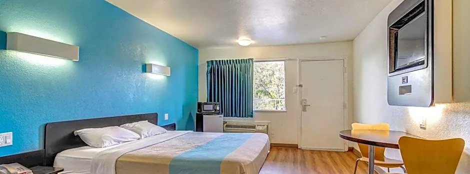 Motel 6 Waco, TX - Lacy Lakeview