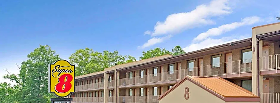Super 8 by Wyndham Laurel