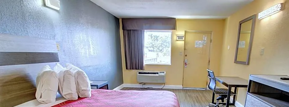 Econo Lodge at Military Circle