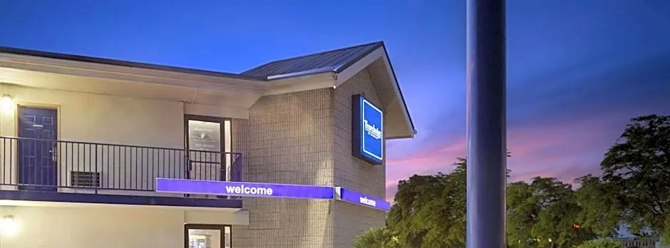 Travelodge by Wyndham Madison Heights MI