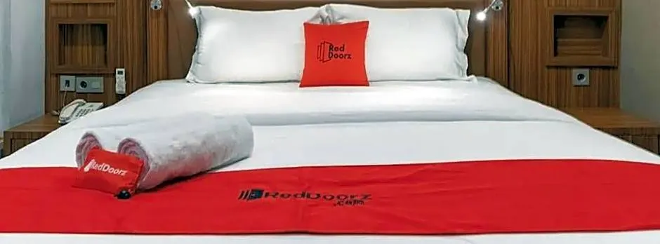 RedDoorz Premium near Centre Point Mall Medan