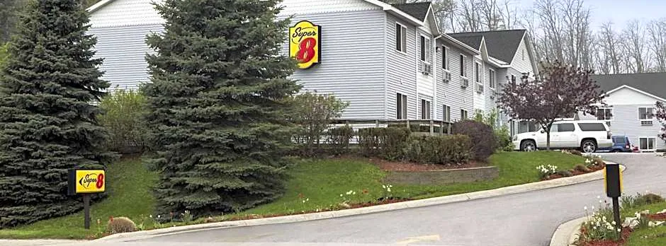 Super 8 by Wyndham Manistee