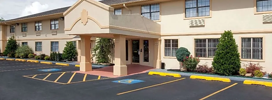 Super 8 by Wyndham Sulphur