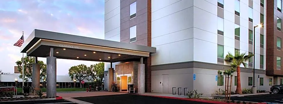 Hampton Inn & Suites Irvine-Orange County Airport