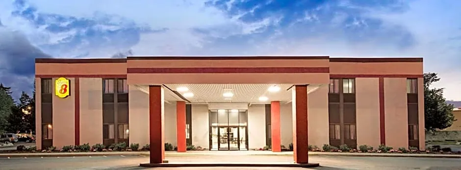 Super 8 by Wyndham Brockton