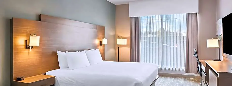 Best Western Plus Pitt Meadows Inn & Suites