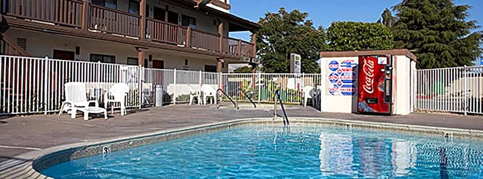 EZ 8 Motel Newark