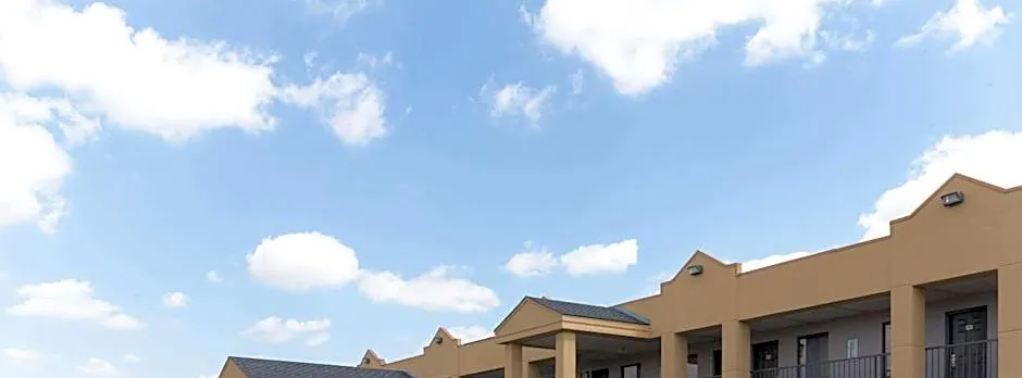 Super 8 by Wyndham Clarksville Northeast