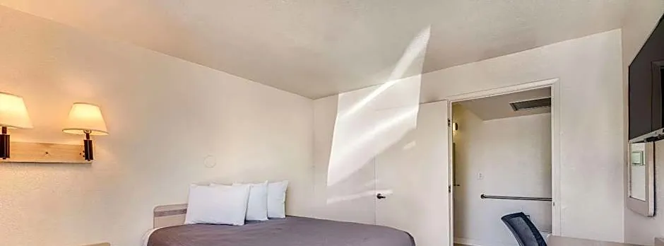 Econo Lodge Stockton near I-5 Fairgrounds