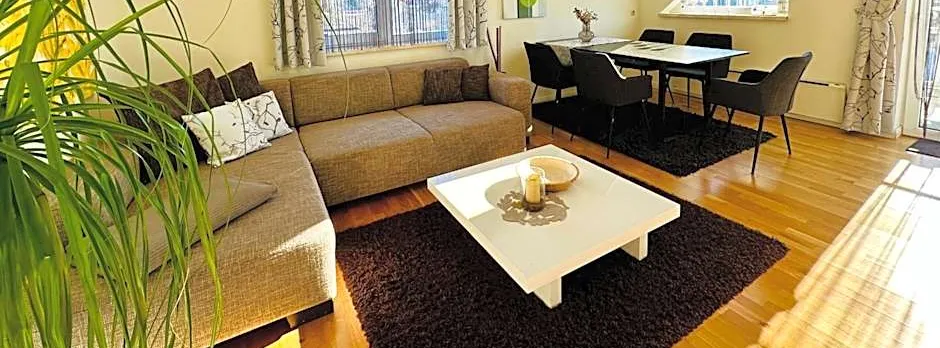 Superior-Apartment mit Pool und Seezugang