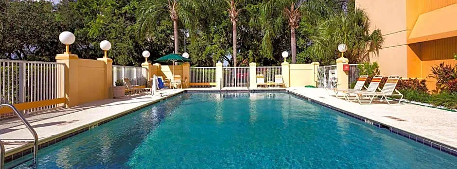 La Quinta Inn & Suites by Wyndham Miami Airport East