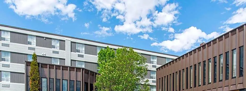 Quality Hotel & Suites