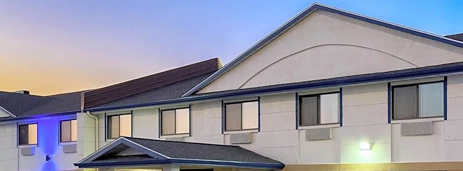 Travelodge by Wyndham Fargo West Acres