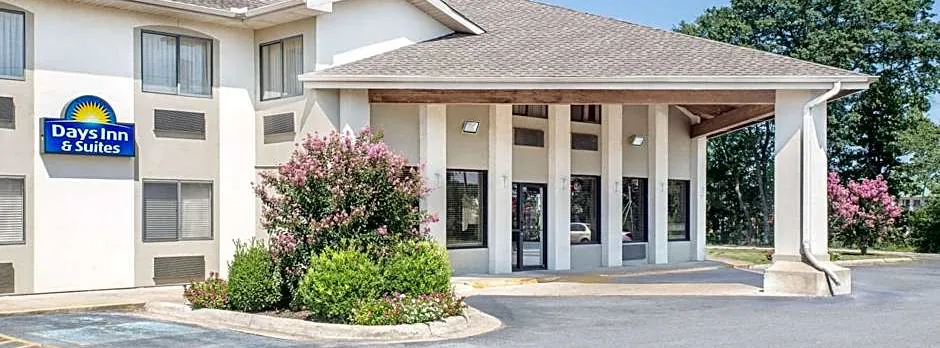 Days Inn & Suites by Wyndham Brinkley