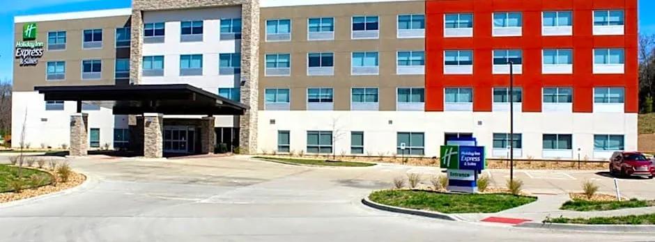 Holiday Inn Express And Suites Warrensburg North By IHG