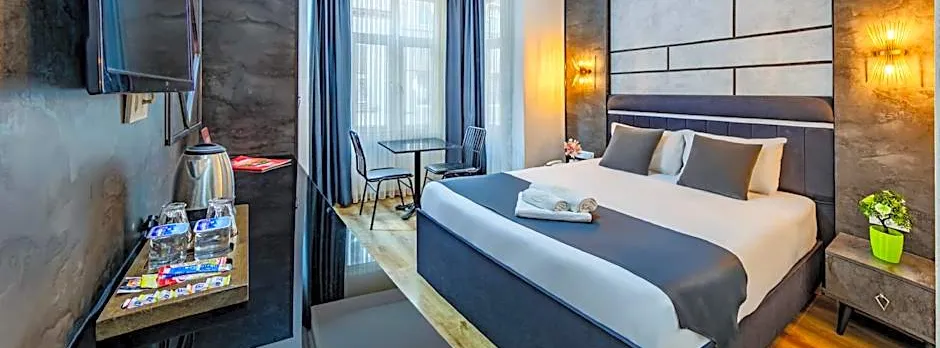 La Pazza Suites