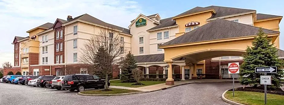 La Quinta Inn & Suites by Wyndham Islip Macarthur Airport