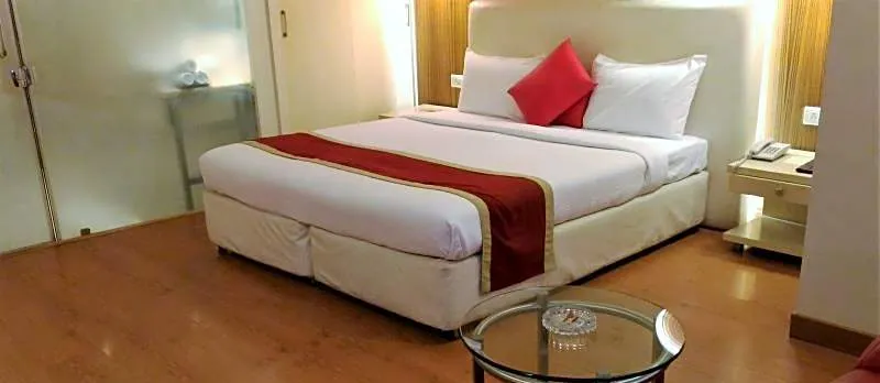 Taj Tristar