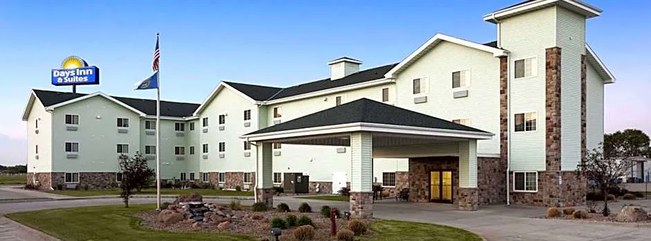 Days Inn & Suites by Wyndham Columbus NE