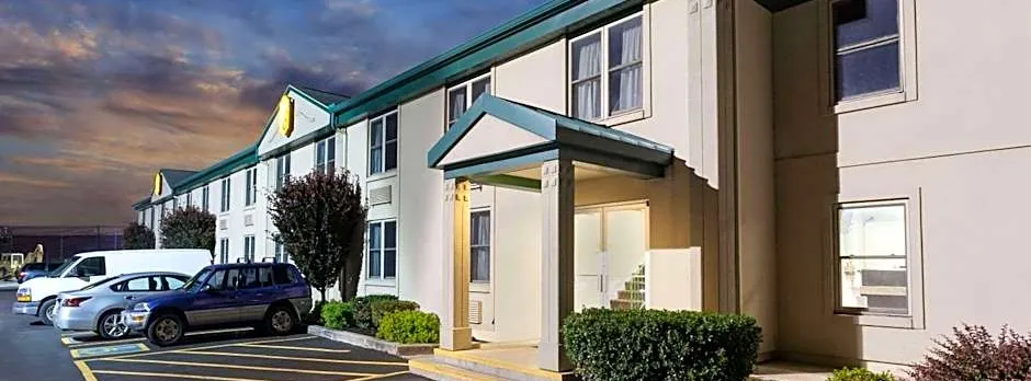 Super 8 by Wyndham Harrisburg Hershey West