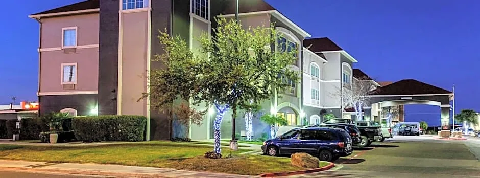 La Quinta Inn & Suites by Wyndham Laredo Airport
